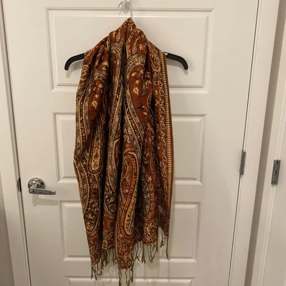 Pashmina with Fringes. Paisley. Multicolor